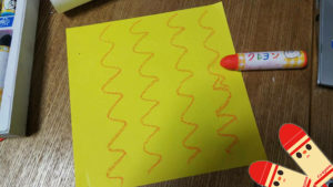 折り紙にクレヨンで模様を描く