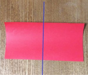 半分に折った赤い折り紙