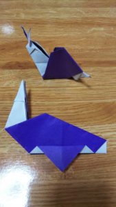 折る位置の指定の通り折った紫の折り紙