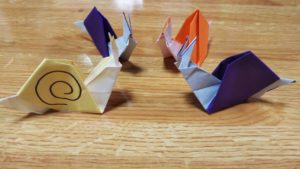 折り紙のカタツムリ4匹