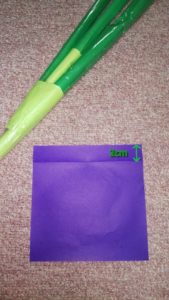 紫の折り紙と切る幅
