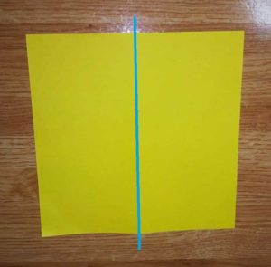 折りすじの入った黄色い折り紙