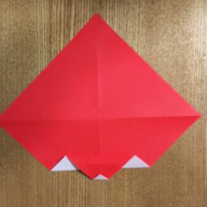 折った赤い折り紙