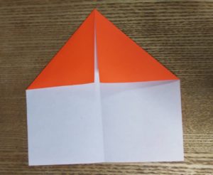 折っている途中のオレンジの折り紙