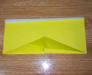 折った黄色い折り紙