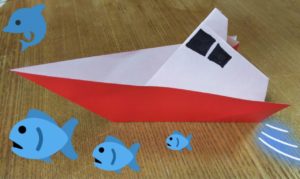赤い折り紙で作った舟・船