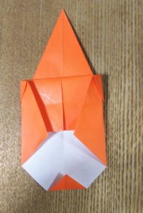 折ったオレンジ色の折り紙