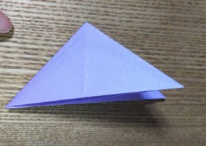 紫の折った折り紙