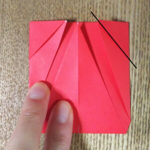 折られた一枚の赤い折り紙
