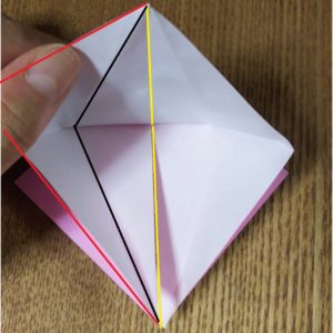 折ったピンクの折り紙