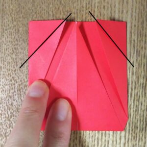 折られた一枚の赤い折り紙
