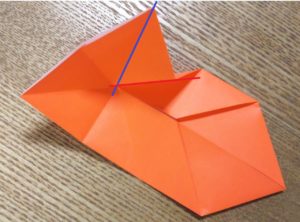 折っている途中のオレンジの折り紙