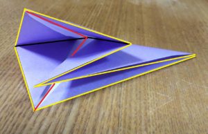 紫の折った折り紙
