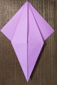 折ったピンクの折り紙
