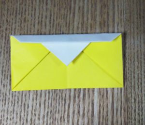 黄色い折り紙で作った財布