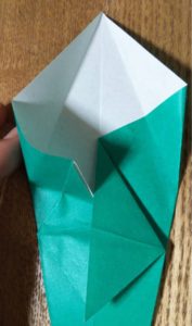 緑の折った折り紙
