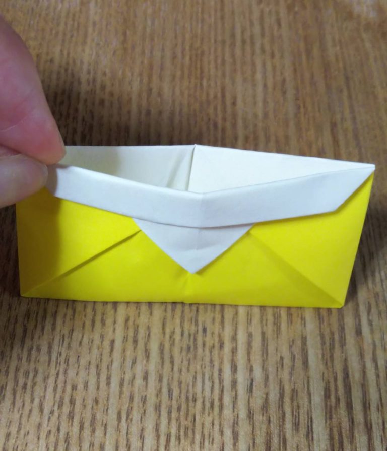 黄色い折り紙で作った財布