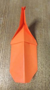 オレンジ色の折り紙で作ったカブトムシ