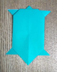 緑の折り紙のカメ