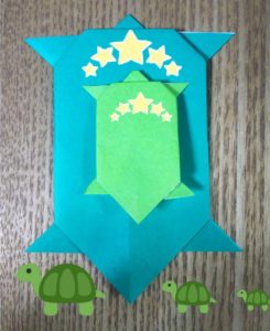 緑の折り紙の親子亀