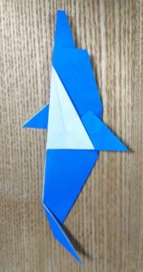 青い折り紙で作ったイルカ