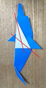 青い折り紙で作ったイルカ