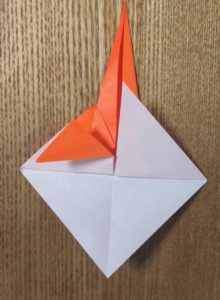 折ったオレンジの折り紙