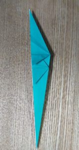 折った緑の折り紙