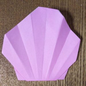 ピンクの折り紙で作った貝