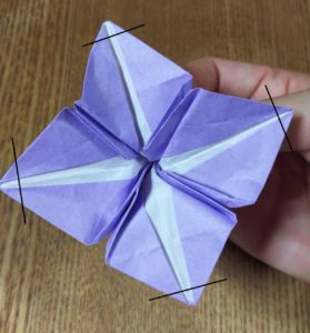 紫の折り紙で作った朝顔