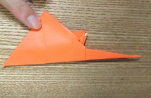 折ったオレンジの折り紙
