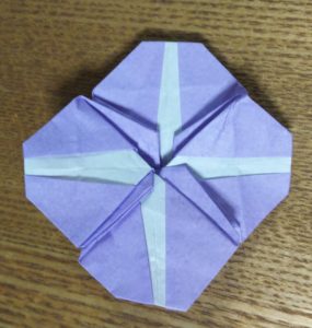 紫の折り紙で作った朝顔
