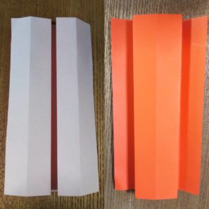 折られたオレンジ色の折り紙