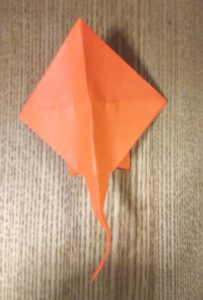 オレンジの折り紙で作ったエイ
