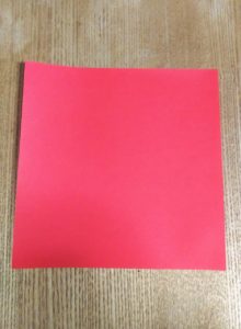 赤い一枚の折り紙