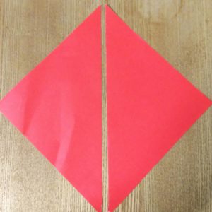 半分に切られた赤い折り紙
