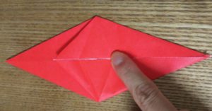 折られた赤い折り紙