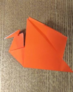 オレンジ色の折り紙で作ったプテラノドン