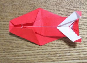 赤い折り紙で作ったエビの胴体
