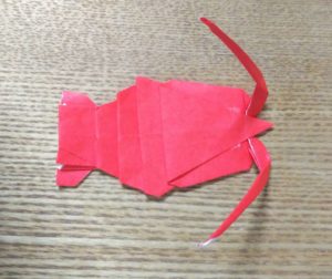 赤い折り紙で作ったエビ