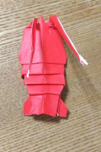 赤い折り紙で作ったエビ