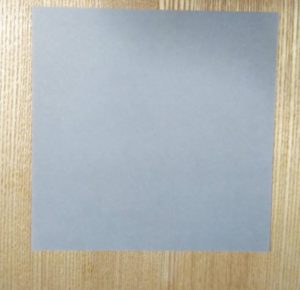 灰色の1枚の折り紙