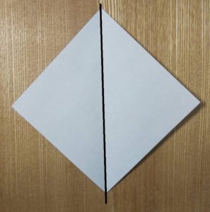 折られた灰色の1枚の折り紙