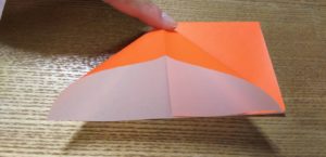 一枚の折ったオレンジの折り紙