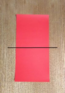 半分に切られた１枚の赤い折り紙