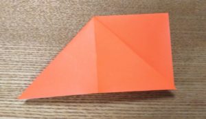 折ったオレンジ色の折り紙