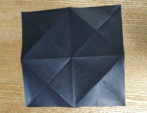 折った黒い一枚の折り紙