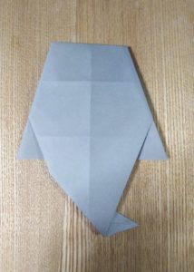 灰色の折り紙で作ったオバケ