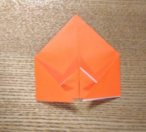 一枚の折ったオレンジの折り紙