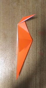 折られたオレンジの折り紙